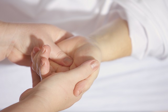 manos de adulto cojiendo la mano de un niño